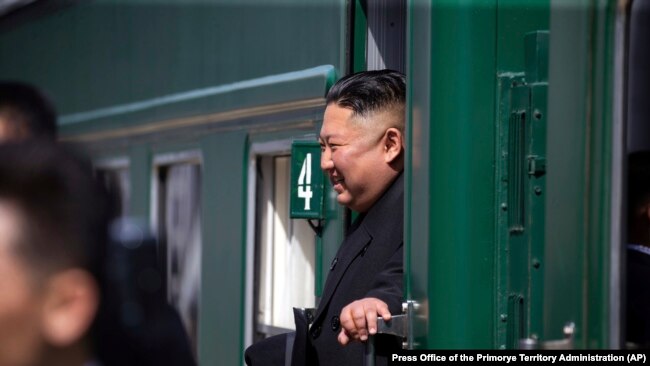 Kim Jong Un duke dalë nga treni në Vladivostok, Rusi (26 prill 2019)