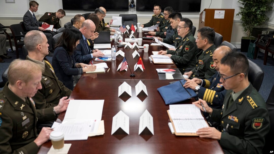 Asisten Wakil Menteri Pertahanan untuk China, Taiwan, dan Mongolia Michael Chase dalam ajang Pembicaraan Koordinasi Kebijakan Pertahanan AS-China di Pentagon, pada Selasa, 9 Januari 2024. (Foto: US Navy via AP)