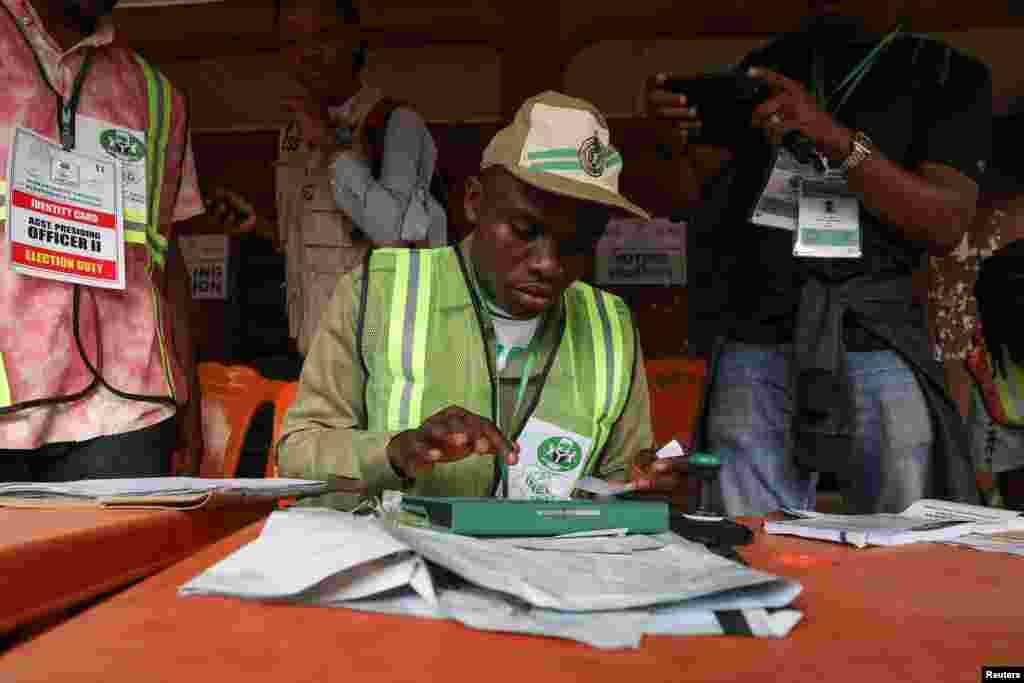 A member of the National Youth Service Corps (NYSC) operates a Bimodal Voter Accreditation System (BVAS) during Nigeria&#39;s Presidential election in Agulu, Anambra state, Nigeria February 25, 2023.