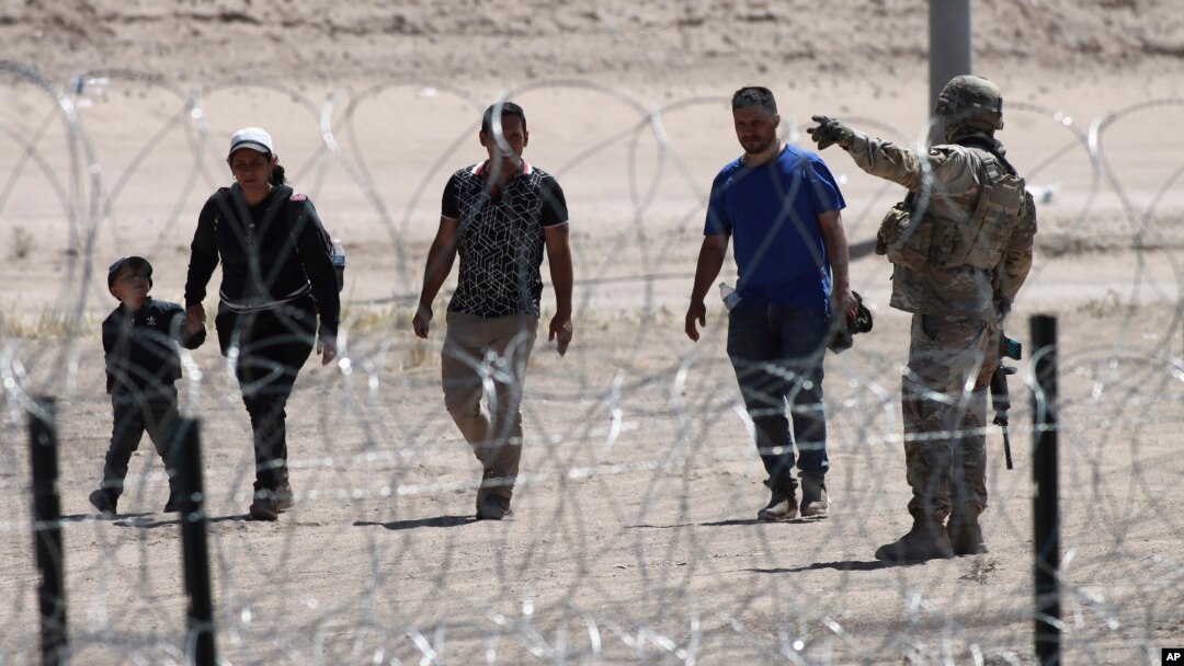 AQSh-Meksika chegarasiga yetib kelgan migrantlar, Meksika, 10-may, 2023. 
