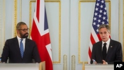 美国国务卿布林肯与英国外交大臣詹姆斯·克莱弗利在伦敦举行联合记者会。（2023年6月20日）