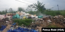 Tempat pembuangan dan pembakaran sampah plastik secara terbuka di Sidoarjo, Jawa Timur, Februari 2023. (Petrus Riski/VOA)