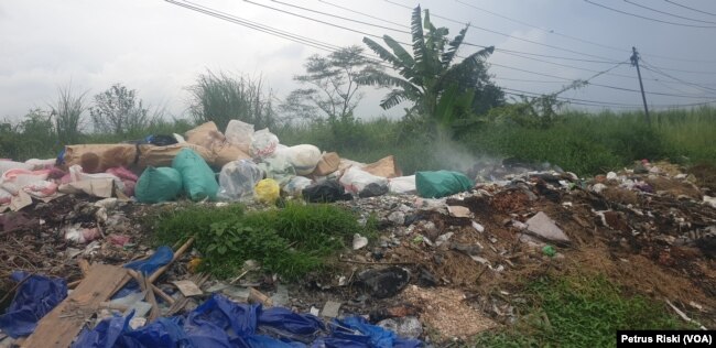 Tempat pembuangan dan pembakaran sampah plastik secara terbuka di Sidoarjo, Jawa Timur, Februari 2023. (Petrus Riski/VOA)