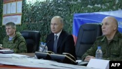 俄罗斯总统普京周二（4月18日）在乌克兰南部的赫尔松州听取当地俄军指挥官的汇报。