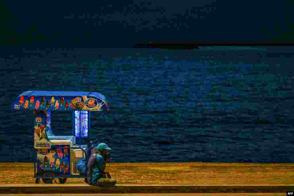 A vendor selling ice cream waits for customers at the Galle Face Beach in Colombo.&nbsp;Cash-strapped Sri Lanka is seeking a 10-year moratorium on its foreign debt, President Ranil Wickremesinghe&#39;s office said.