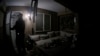 Imagen tomada del video de la cámara corporal proporcionado por el Departamento de Policía de Farmington. Un oficial de policía llama a la puerta de una vivienda en respuesta a una llamada de violencia doméstica, en Nuevo México, el 5 de abril de 2023.