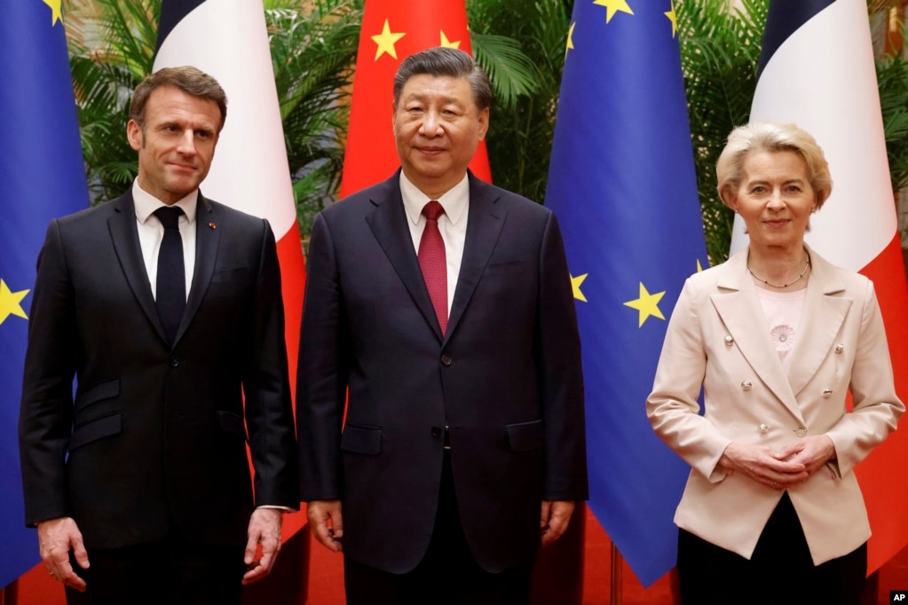 中国领导人习近平在北京会晤到访的欧盟委员会主席冯德莱恩和法国总统马克龙。（2023年4月6日）(photo:VOA)