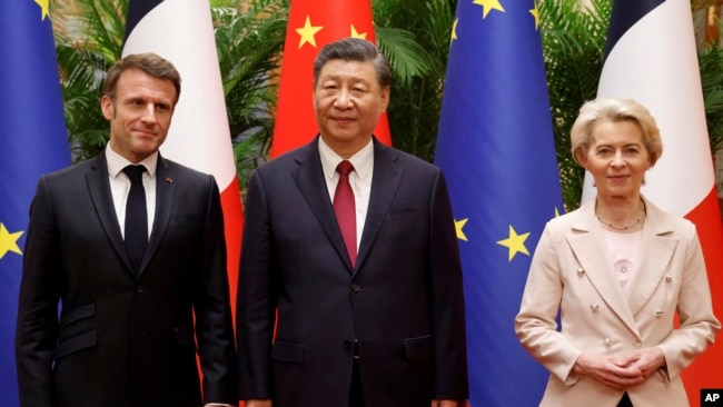 中国领导人习近平在北京会晤到访的欧盟委员会主席冯德莱恩和法国总统马克龙。（2023年4月6日）