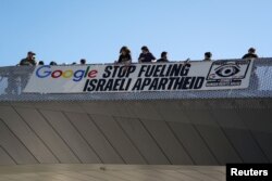 Para aktivis lokal dan pekerja teknologi memprotes kontrak Project Nimbus Google dan Amazon dengan militer dan pemerintah Israel, di San Francisco, California (foto: dok).