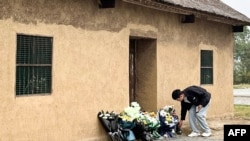 一名男子在中国前总理李克强安徽定远县的故居前献上鲜花。（2023年10月27日）