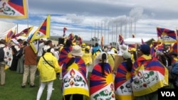 2024年3月20日，澳大利亚堪培拉国会大厦外的藏人抗议者挥舞着雪山狮子旗抗议中国外长王毅的到访。（美国之音记者李华拍摄）
