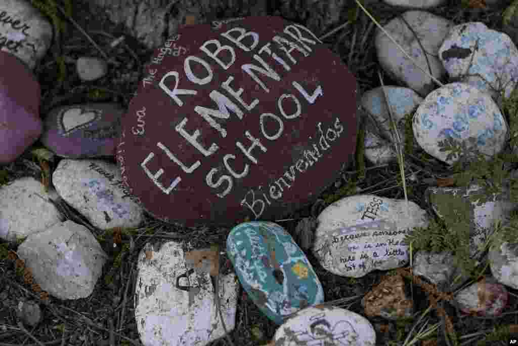 Este 24 de mayo, las escuelas de Uvalde permanecerán cerradas.&nbsp;Alrededor de una docena de estudiantes en el salón de clases donde se desarrolló el tiroteo sobrevivieron al ataque. Algunos regresaron a clases en persona el otoño pasado. Otros asistieron virtualmente, incluida una niña que pasó más de dos meses en el hospital después de recibir varios disparos.