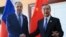 Foto Achiv: Nan foto sa a ke Sevis La Pres Ministe Afe Etranje Ris la pataja ak lapres, Minis Afe Etranje Sergey Lavrov (a goch) poze pou yon foto ak Minis Afe Etranje Chinwa a, Wang Yi. 