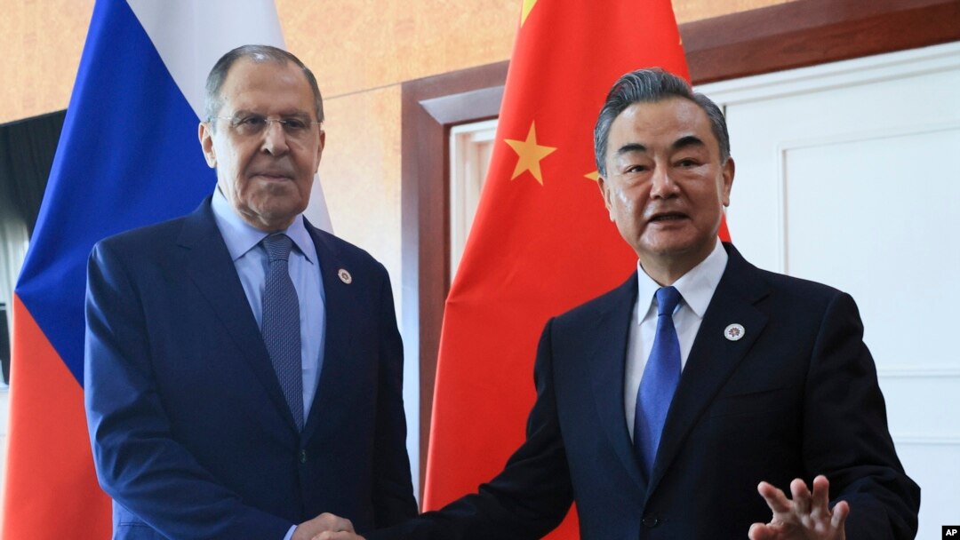 Ngoại trưởng Nga Sergei Lavrov cùng người đồng cấp Trung Quốc Vương Nghị