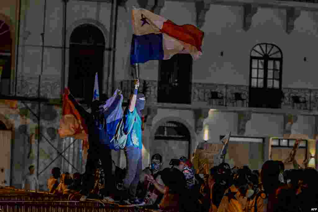 La calma se vio alterada brevemente cuando una persona sacó un arma de fuego e hizo varios disparos al aire. Posteriormente huyó entre los manifestantes. Fue el segundo suceso de ese tipo durante las manifestaciones, sin que se hayan reportado heridos. Los organizadores han advertido de posibles infiltrados en las manifestaciones.