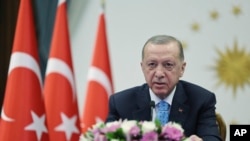 在土耳其总统府发布的这张照片中，总统雷杰普·塔伊普·埃尔多安 (Recep Tayyip Erdogan) 于 2023 年 4 月 27 日在安卡拉通过视频连线为土耳其第一座核电站揭幕。