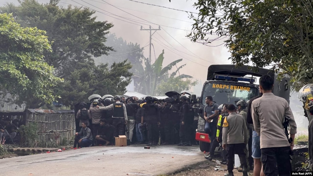 FILE - Aparat kepolisian membubarkan warga di Wamena setelah 10 orang tewas dalam kerusuhan yang dipicu oleh desas-desus penculikan anak, 23 Februari 2023. (Foto: AFP/Acis Razi)
