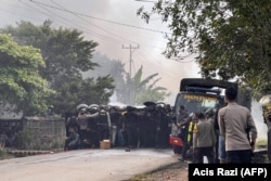 Aparat kepolisian membubarkan warga di Wamena setelah 10 orang tewas dalam kerusuhan yang dipicu oleh desas-desus penculikan anak, 23 Februari 2023. (Foto: AFP/Acis Razi)