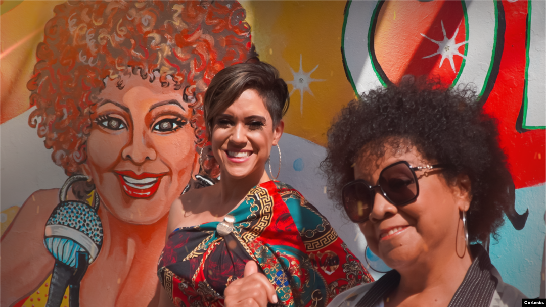 Las compositoras e intérpretes boricuas de la salsa, Choco Orta e Izis Rosario, la enfermera de la salsa, lanzan "Dos mujeres para el mundo" con un mensaje de unidad entre mujeres. [Foto: Bandera Blanca Film, cortesía]