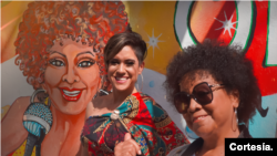 Las compositoras e intérpretes boricuas de la salsa, Choco Orta e Izis Rosario, la enfermera de la salsa, lanzan "Dos mujeres para el mundo" con un mensaje de unidad entre mujeres. [Foto: Bandera Blanca Film, cortesía]