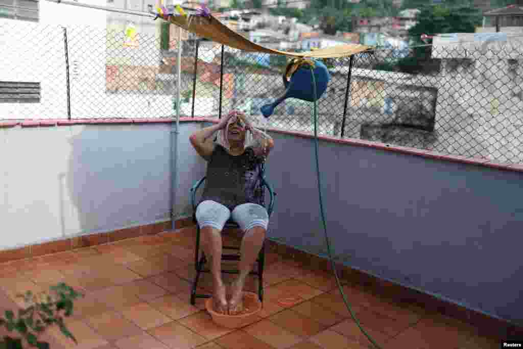 Las altas temperaturas marcaron un triste récord que dejó el 2023 como el año más caluroso jamás registrado. Las temperaturas extremas llevaron a prender alarmas en diferentes países. En la foto, una mujer trata de refrescarse en Río de Janeiro, Brasil.&nbsp;