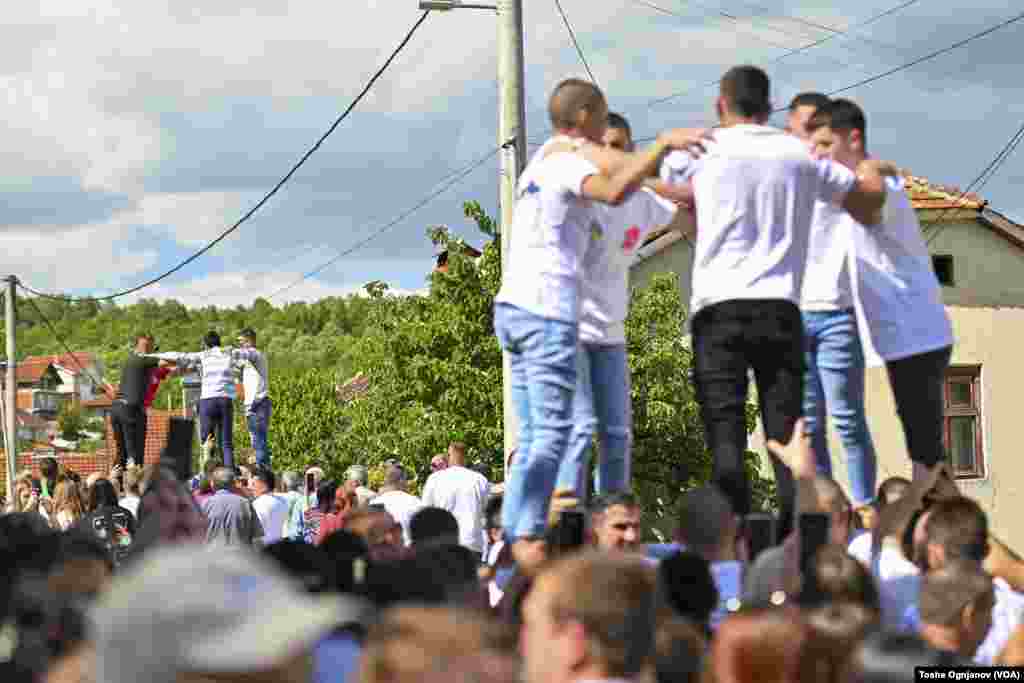  Велигденски кули, стар обичај во Македонски Брод, со симболика за непокор и &bdquo;газење&ldquo; врз главите поробувачите од османлискиот период во Македонија. &nbsp; 