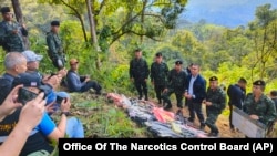 ထိုင်းနိုင်ငံထဲ မူးယစ်ဆေးဝါးဖမ်းဆီးရမိကြောင်း ရဲတပ်ဖွဲ့က ပြသနေသည့် မှတ်တမ်းပုံ (ယခင်ပုံဟောင်း၊ ဒီဇင်ဘာ ၁၇၊ ၂၀၂၃)