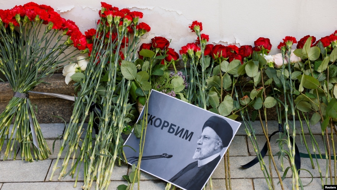 Bunga yang diletakkan di luar kedutaan Iran di Moskow, Rusia, sebagai penghormatan kepada Presiden Iran Ebrahim Raisi, Menteri Luar Negeri Hossein Amirabdollahian, dan korban lain dari kecelakaan helikopter baru-baru ini pada 20 Mei 2024. (Foto: Reuters)
