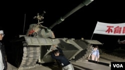 6月2日，美国加州自由雕塑公园“六四”纪念活动的参与者模仿“六四”学生阻拦部队的坦克。(美国之音 张木林）