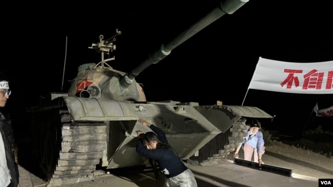 6月2日，美國加州自由雕塑公園“六四”紀念活動的參與者模仿“六四”學生阻攔部隊的坦克。(美國之音 張木林）