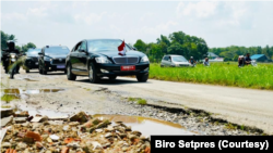 Mobil Presiden Jokowi melewati jalanan rusak di beberapa wilayah di Lampung saat melalukan kunjungan kerja pada Jumat (5/5). (Foto: Courtesy/Biro Setpres)
