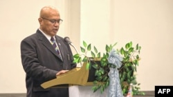资料照：2024年2月28日，在南太平洋岛国图瓦卢首都富纳富提，图瓦卢总理费莱蒂·泰奥在宣誓就职仪式后发表讲话。（法新社）