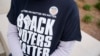 Glasač Leri Grifin nosi majicu na kojoj piše "Glasovi crnaca su važni", tokom izbora za Kongres 17. oktobra 2022. u Kolambusu u Džordžiji. (Foto: Rojters/Cheney Orr)

