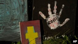 Berbagai karya seni menghiasi tugu peringatan untuk menghormati korban penembakan sekolah di Robb Elementary, Senin, 11 Juli 2022, di Uvalde, Texas. (AP/Eric Gay)