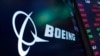 Logo perusahaan penerbangan, Boeing, muncul di layar bursa efek New York dalam perdagangan pada 13 Juli 2021. (Foto: AP/Richard Drew)
