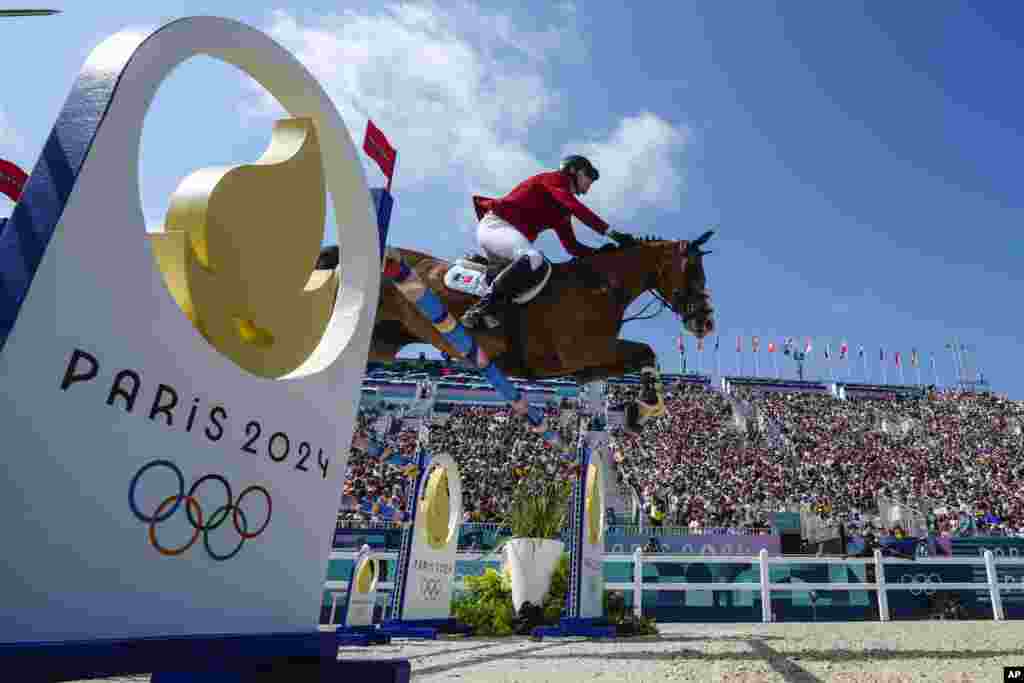 Atlet Carlos Hank Guerreiro dari Meksiko, menunggangi H5 Porthos Maestro Wh Z, berkompetisi dalam kualifikasi lompat tim berkuda di Olimpiade Musim Panas 2024 di Versailles, Prancis. (AP)&nbsp;