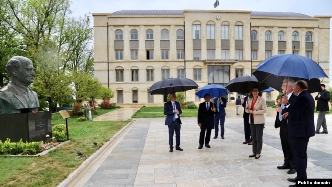 ABŞ-ın Azərbaycandakı səfiri Mark Libby və xanımı Danusia ilə birlikdə Füzuli və Şuşa şəhərlərinə səfər edib. (Foto: ABŞ-ın Azərbaycandakı səfirliyi)