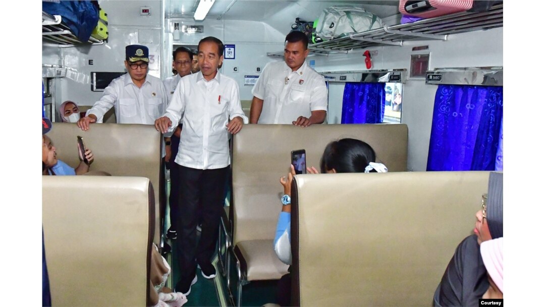 Presiden Jokowi meninjau infrastruktur mudik di Stasiun Pasar Senen, Jakarta, Senin (8/4) (biro pers)