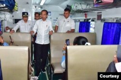 Presiden Jokowi meninjau infrastruktur mudik di Stasiun Pasar Senen, Jakarta, Senin (8/4) (biro pers)