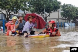 海葵台风引发洪灾，中国救援人员在福建厦门救助灾民。（2023年9月6日）