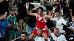 Petinju Aljazair Imane Khelif merayakan kemenangannya atas petinju China Yang Liu dalam pertandingan final tinju putri kelas 66 kg di Olimpiade Musim Panas 2024, Jumat, 9 Agustus 2024, di Paris, Prancis. (Foto: AP/John Locher)