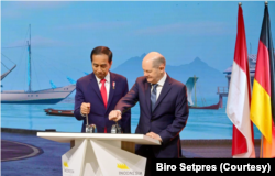 Presiden Jokowi bersama Kanselir Jerman Olaf Scholz ketika membuka acara Hannover Messe di Pavilion Indonesia. (Foto: Courtesy/Biro Setpres)