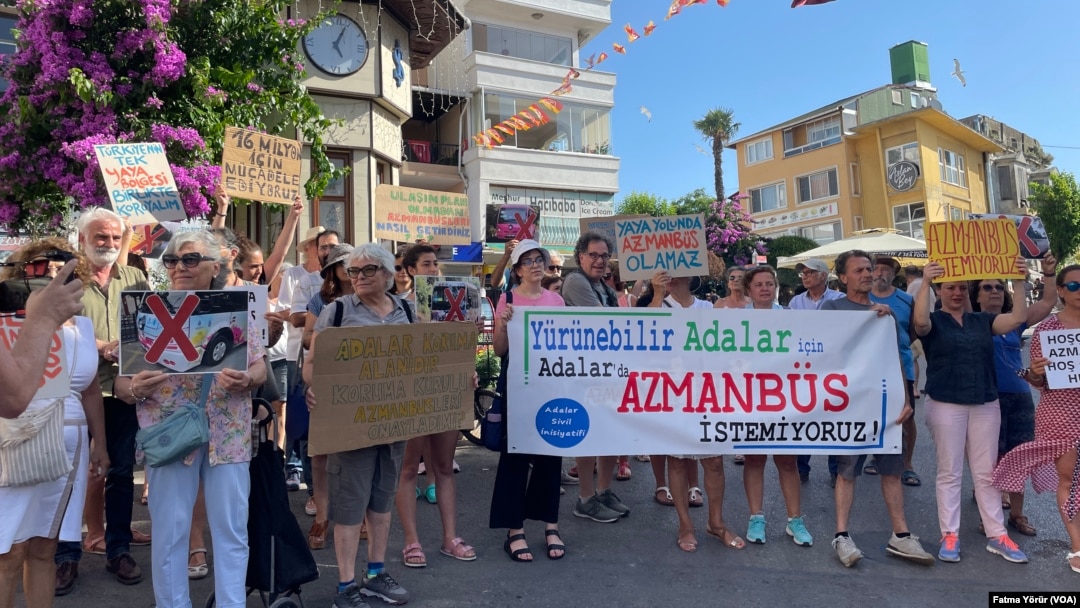 Büyükada'nın saat kulesi meydanında toplanan adalılar, "azmanbüs" adını verdikleri elektrikli minibüslere tepki gösteriyor.