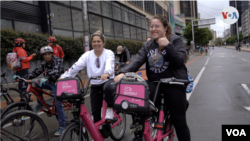 Ciudadanos disfrutando del recorrido en ciclovía que se realiza los domingos y feriados en Bogotá. Foto: [Federico Buelvas, VOA[