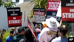 Para penulis skenario melakukan aksi pemogokan di Los Angeles, California (foto: dok). 