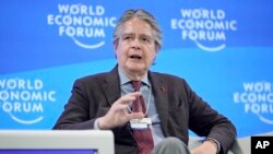 ARCHIVO - El presidente de Ecuador, Guillermo Lasso, habla en el Foro Económico Mundial en Davos, Suiza, el 18 de enero de 2023.