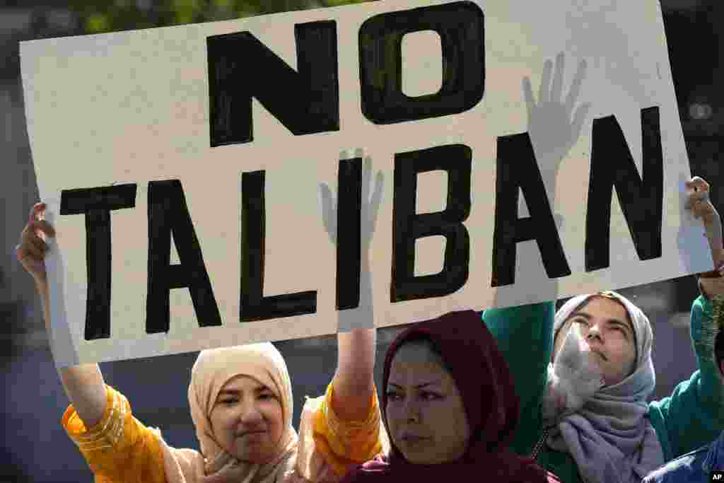 Orang-orang memprotes rezim Taliban pada peringatan pengambilalihan Afghanistan oleh Taliban di Parliament Square, London, Inggris. (AP)&nbsp;