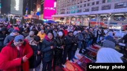 Suasana salat Tarawih di Times Square, New York belum lama ini (dok: Teddy Cahyadi)