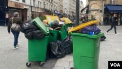Trash is piled up around overflowing bins in Paris' trendy 2nd arrondissement. (Lisa Bryant/VOA)