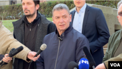 Aleksandar Jovanović Ćuta, lider Ekološkog pokreta i narodni poslanik na listi Srbija protiv nasilja, razgovara sa novinarma u Beogradu, 20. marta 2024. (Foto: Glas Amerike/Rade Ranković